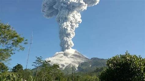 indonesia s mount merapi explodes in biggest eruption this year red alert issued with flight