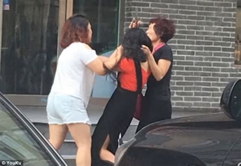 Chinese Women Assault Mistress In Red In Zhengzhou Street Attack