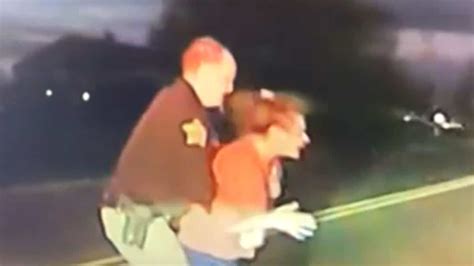 on video a policeman saves his life thanks to the heimlich maneuver