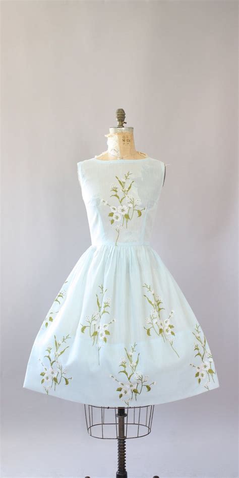 vintage   laiglon licht blauwe katoenen jurk met het mooiste witte en groene bloemen