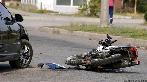 wheeler riders die  hour  accidents