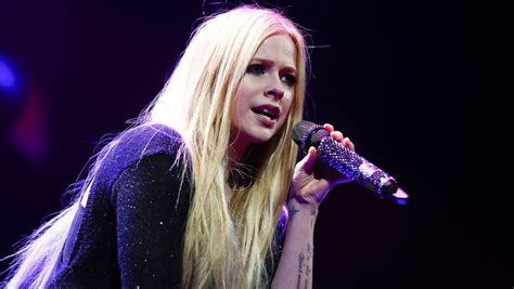 Avril Lavigne Releases Hello Kitty Video