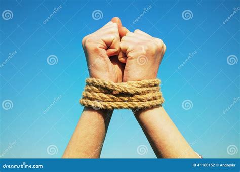 Hände Oben Gebunden Mit Seil Stockfoto Bild Von Hilfe Himmel 41160152