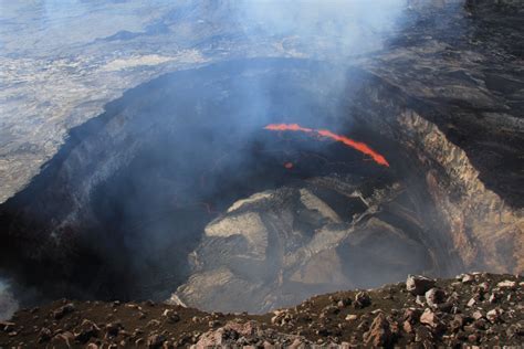 volcano earthquakes swarm scientists    expect