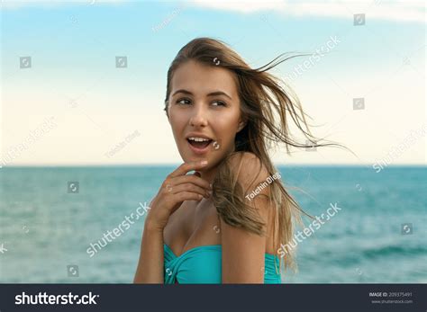 Sexy Girl Bikini On Beach Has写真素材209375491 Shutterstock