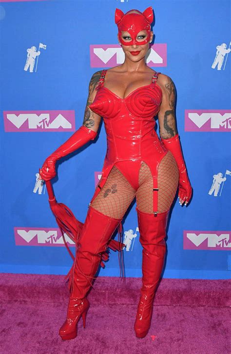 Vmas Best Dressed Amber Rose Squeezes Curves Into Latex