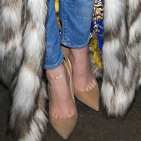 khloe kardashian makes anti fur statement in faux fur coat