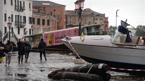 hevige overstromingen  heel italie venetie staat blank nos