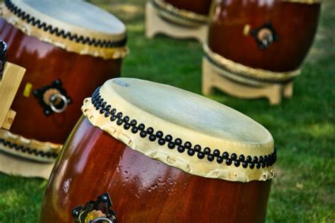 ritratto   grosso tamburo  taiko   tradizionali tamburi giapponesi immagine stock