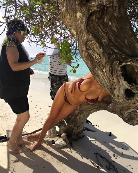 kate upton falls during topless photo shooting for sports illustrated scandal planet