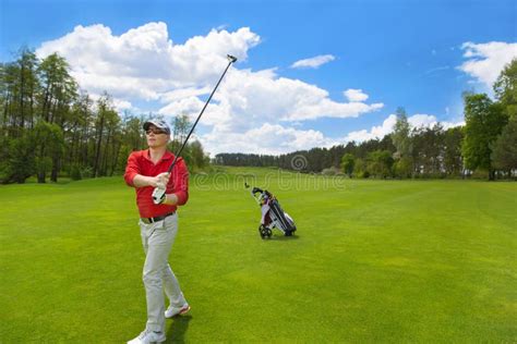 de knappe aziatische mens van de golfspeler met zijn zak op golfcursus met stock afbeelding