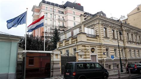 rusland zet twee nederlandse diplomaten uit