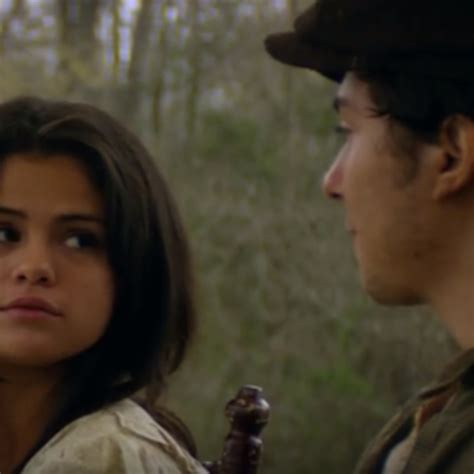 selena gomez aparece em cena com nat wolff no filme in dubious battle
