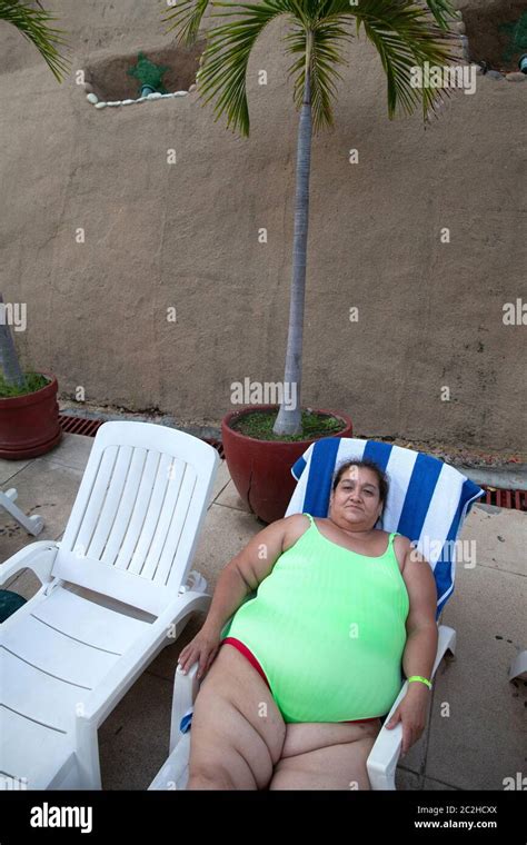 obese woman in bikini fotos und bildmaterial in hoher auflösung alamy