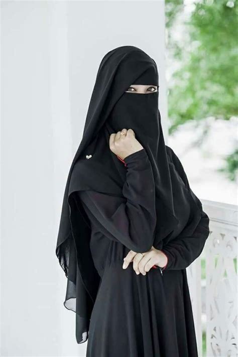 i can tell she is smiking behind the veil wanita model pakaian hijab