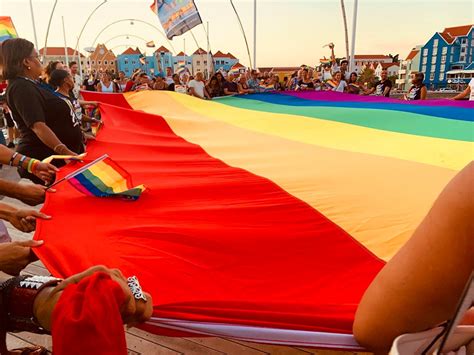 nucw curacao pride hijs alsjeblieft de regenboogvlag tijdens de pride week knipselkrant