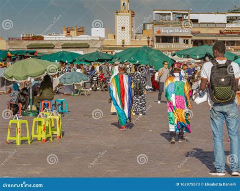 jemaa el fnaa plein  marrakech marokko redactionele stock foto image  slangen toerist