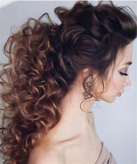 Hai voglia di scoprire qual è l'hairstyle migliore per i tuoi ricci? Get Raccolti Cerimonia Acconciature Capelli Ricci Pics - Acconciature 2020