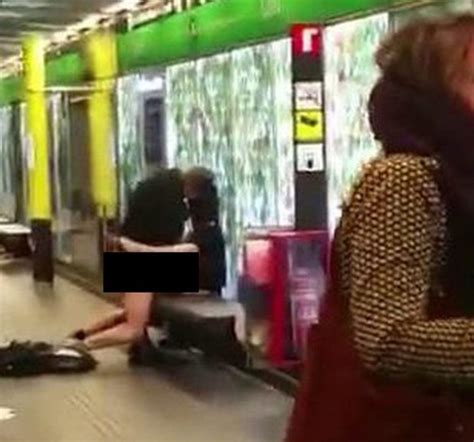 casal é flagrado fazendo sexo em estação de metrô de barcelona