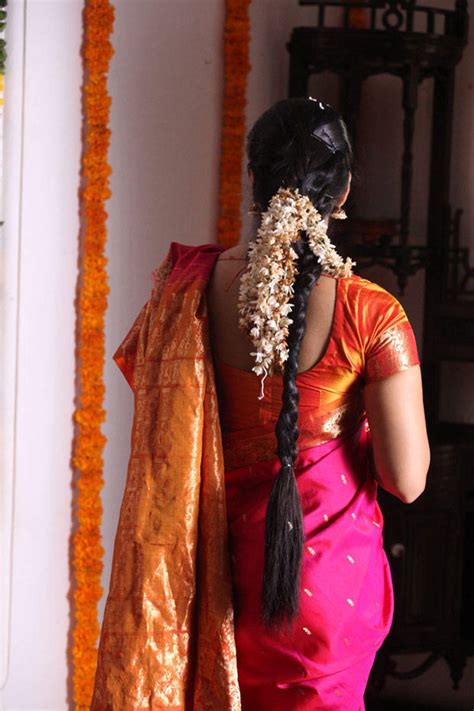 anushka shetty traditional saree back exposing still in shiva thandavam