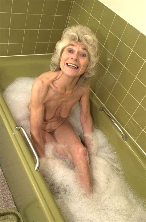 extreme old granny spreads wide her wrinkly cunt in the bathtub pichunter
