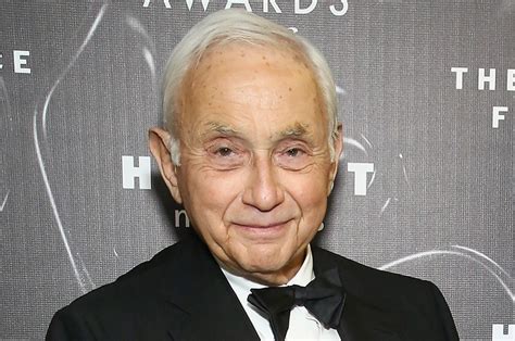 victoria s secret boss leslie wexner may step down sell