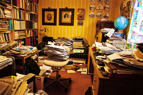 messy work spaces spur creativity  tidy environments linked  healthy choices