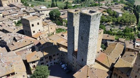torre grossa o torre del palazzo del podesta san gimignano italy