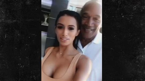 o j simpson takes a picture with 2 hot women