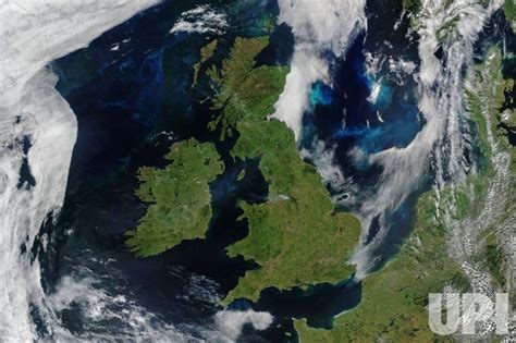 photo satellite view  rare fair skies     uk  ireland