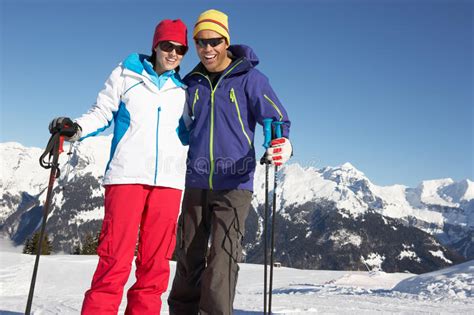 Paar Dat Pret Op De Vakantie Van De Ski In Bergen Heeft Stock Foto
