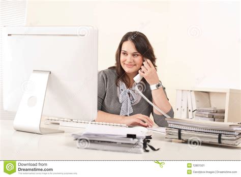 aantrekkelijke secretaresse op telefoon op kantoor stock