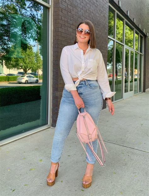 How To Wear Mom Jeans With Curves And Not Look Frumpy