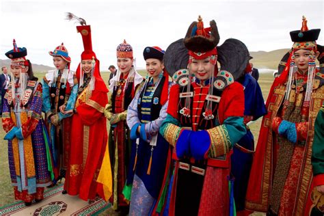 traditional clothing    world p deel mongolia