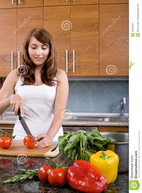 donna che cucina nella cucina immagine stock immagine di ragazza