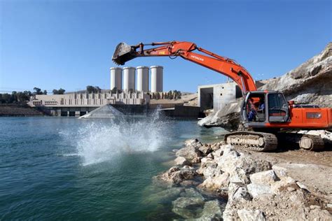 dangerous dam facing collapse threatens  million  mosul  army  japan times