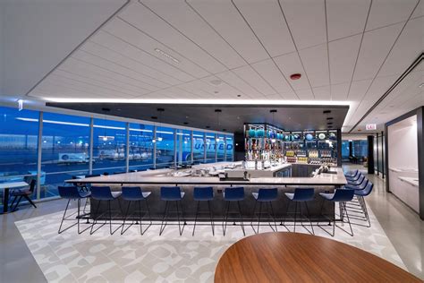 united opens  club lounge  chicago ohare business traveler usa