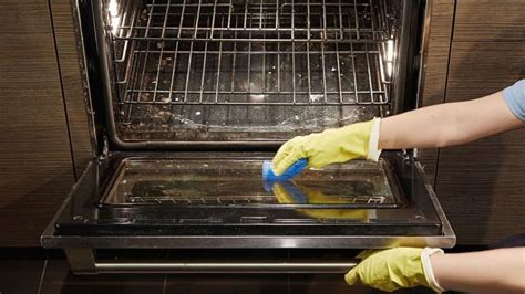 definitive guide    clean  oven  baking soda