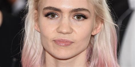 grimes has a new white ink back tattoo to resemble alien scars