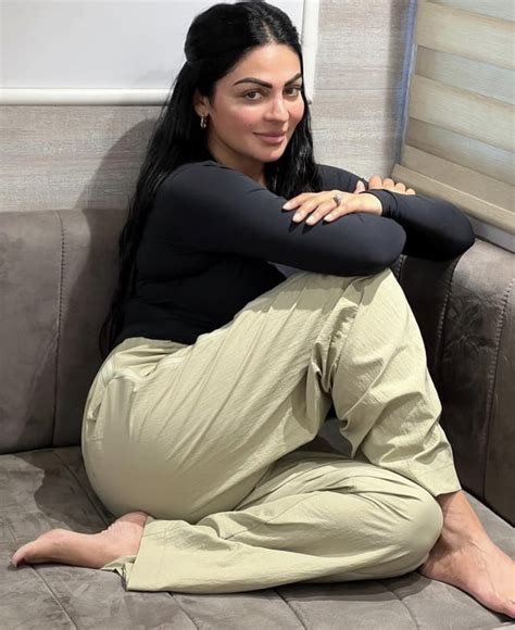 Sexy Mommy Neeru Bajwa With Her Fat Ass And Sexy Feet Waiting For You
