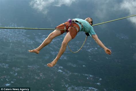 equilibrista brasileno muestra increibles habilidades sobre una cuerda   metros de altura