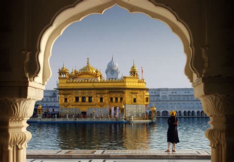 stunning    golden temple  amritsar conde nast