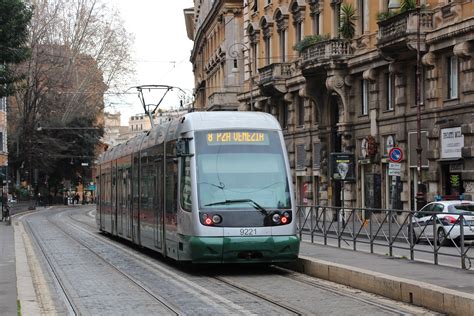 roma  tram heads north  piazza venezia  rome tram train