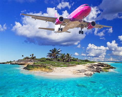 samolet letyashchiy nad ostrovom tropiki plyazh   plane flying   island tropics beach