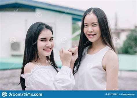 de jonge gelukkige aziatische meisjes beste vrienden