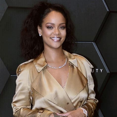 rihanna exclusive interviews pictures and more entertainment tonight
