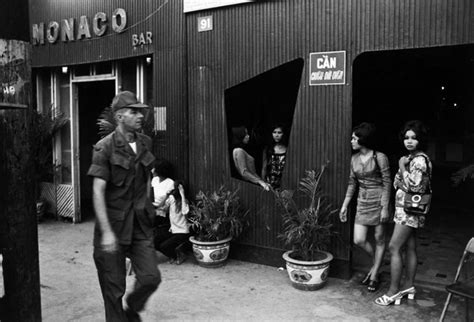 30 Amazing Black And White Photographs Of Vietnamese Bar