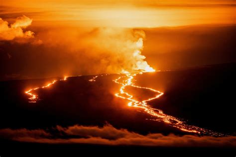 hawaii stop lava flow  reaching human infrastructure pbs