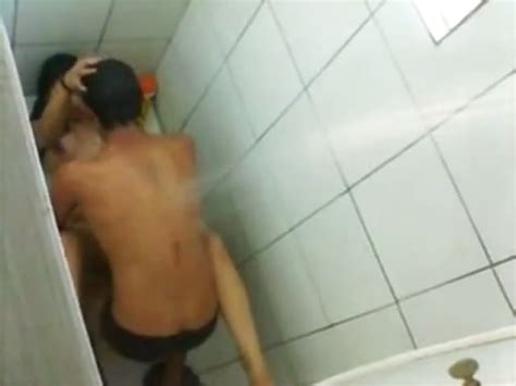 pareja pillada follando en la ducha