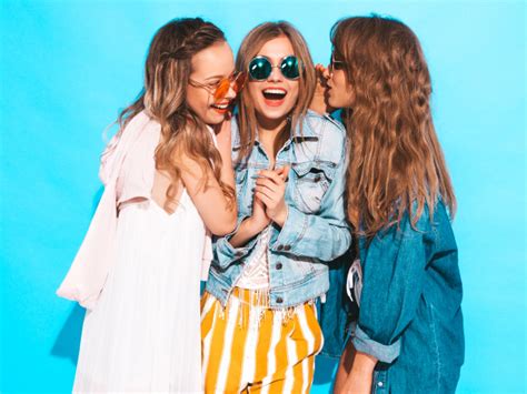 drie jonge mooie lachende meisjes in trendy zomer casual